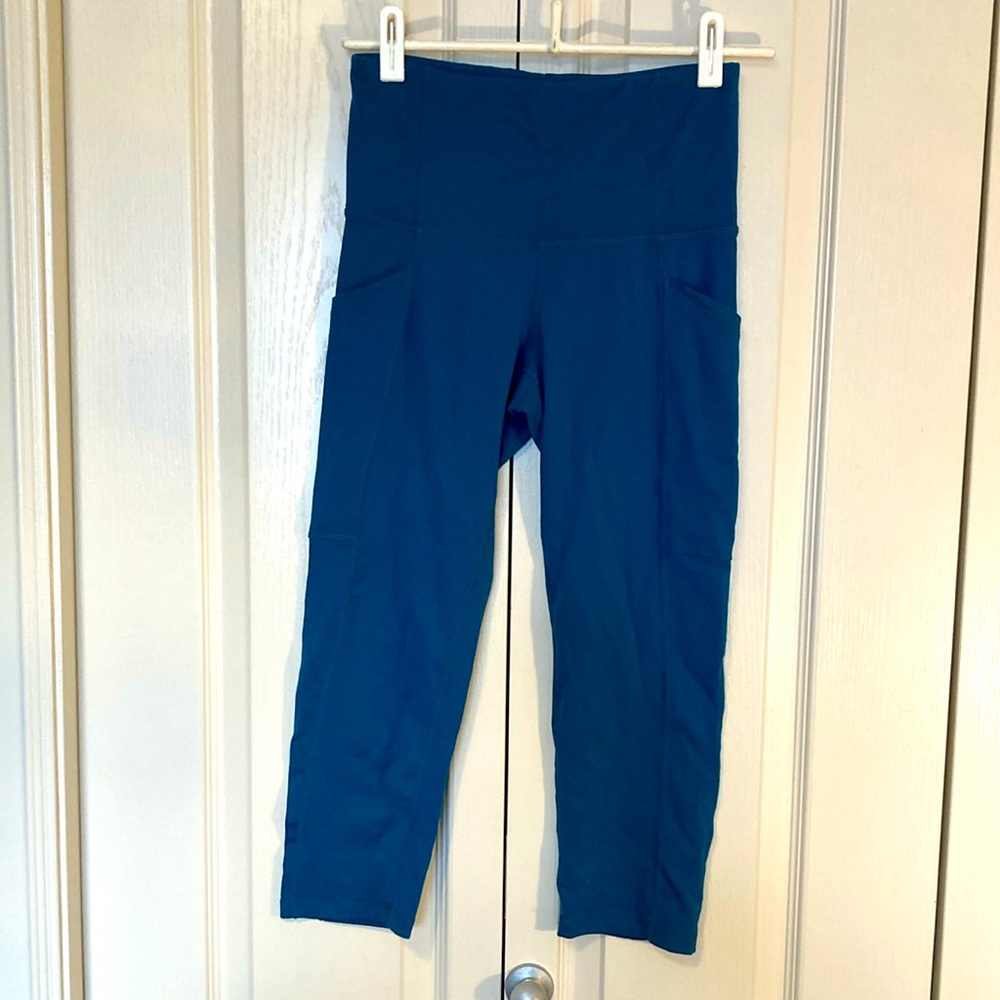 EUC-Body Glove teal crop/capri with pockets. Size small.